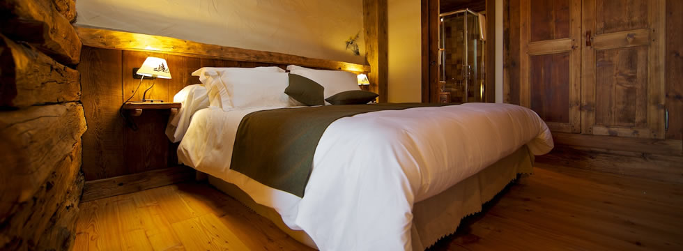 La camera Cembro del Bed and Breakfast A Barma Drola di Brusson, in Val d'Ayas